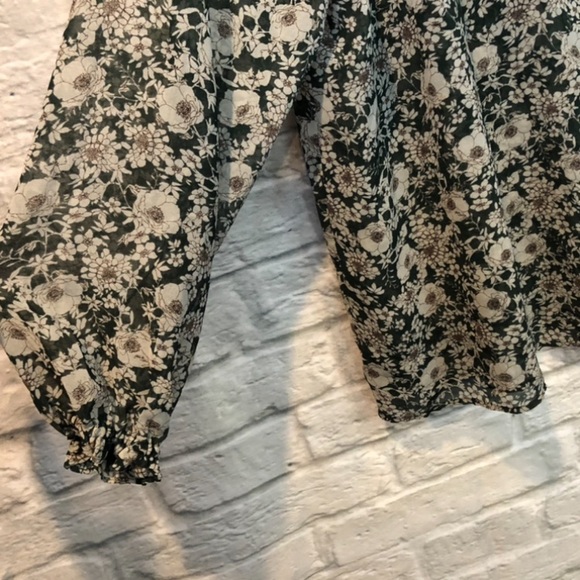 Women’s Cabi Size Medium Green Floral V-Neck Peasant Blouse #3765 - Picture 7 of 14